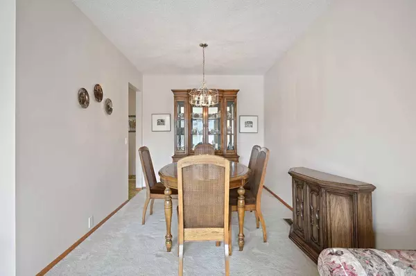 232 Silver Brook WAY NW, Calgary, AB T3B 3G8