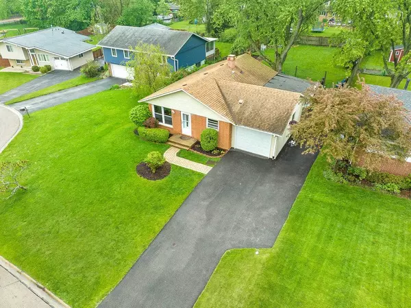 2319 Green Tree CT, Lindenhurst, IL 60046