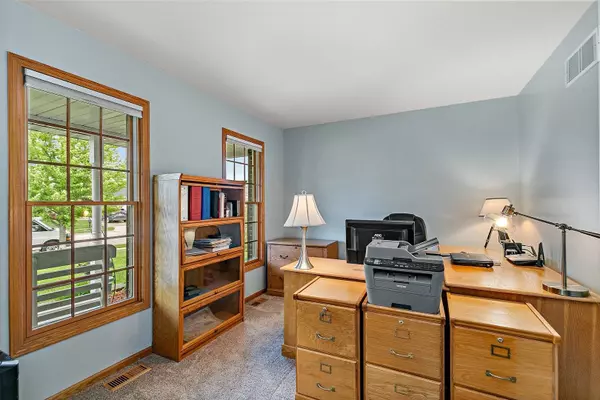 128 Devonshire DR, Dekalb, IL 60115