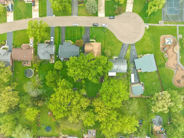 2319 Green Tree CT, Lindenhurst, IL 60046