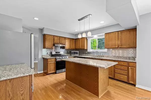 754 KENTUCKY Drive, Rochester Hills, MI 48307