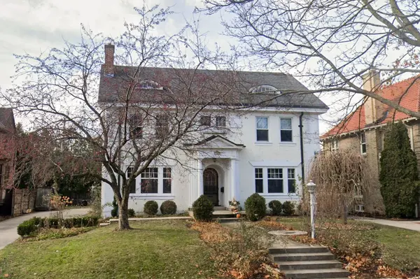 3467 N Hackett, Milwaukee, WI 53211