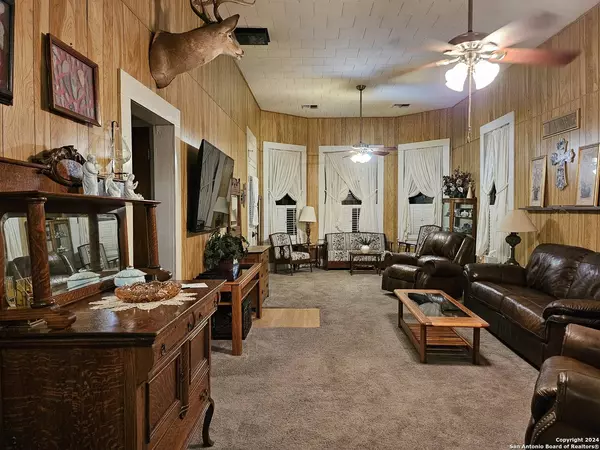 530 High ST, Uvalde, TX 78801