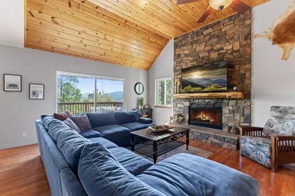 811 Crown DR, Lake Arrowhead, CA 92352