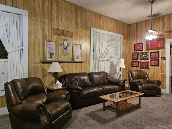 530 High ST, Uvalde, TX 78801