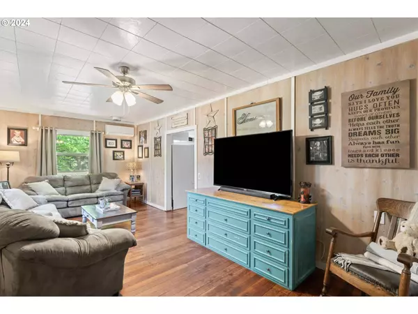 23636 WARTHEN RD, Elmira, OR 97437