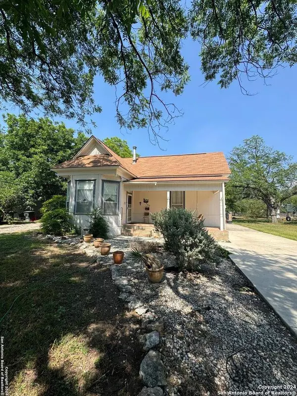 530 High ST, Uvalde, TX 78801