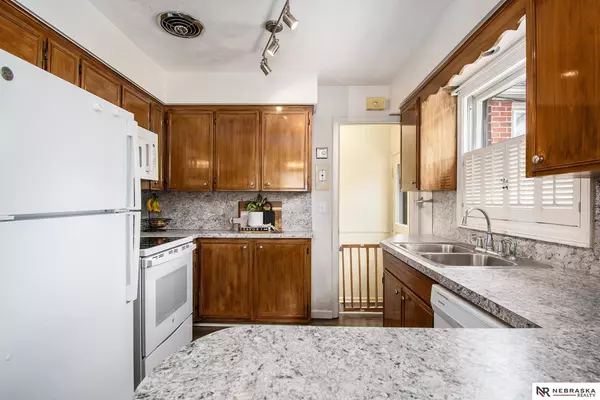 2130 S 38th Avenue, Omaha, NE 68105