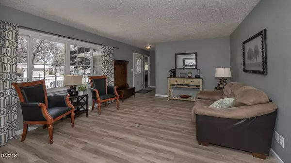 1240 West Coulee RD, Bismarck, ND 58501