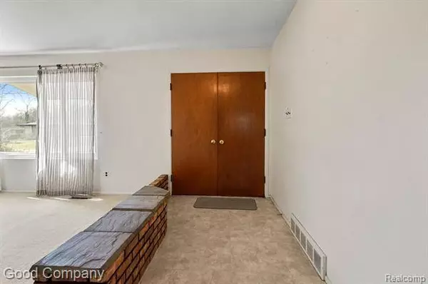 6987 SANDALWOOD, Bloomfield Hills, MI 48301