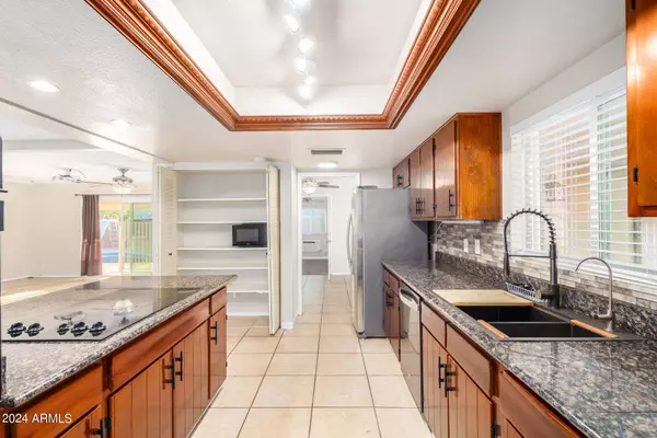 9616 N 43RD Lane, Glendale, AZ 85302