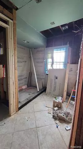 8827 E WARREN Avenue, Detroit, MI 48214