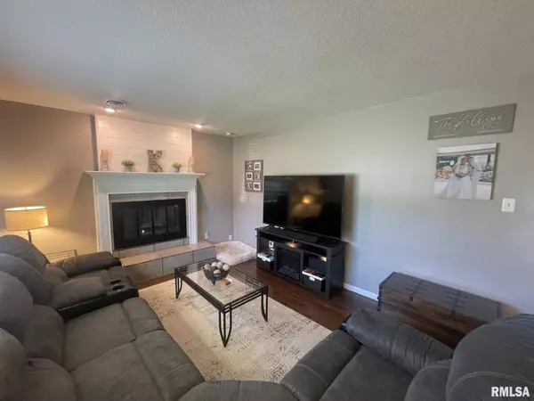 7503 CEDAR ST, Davenport, IA 52806