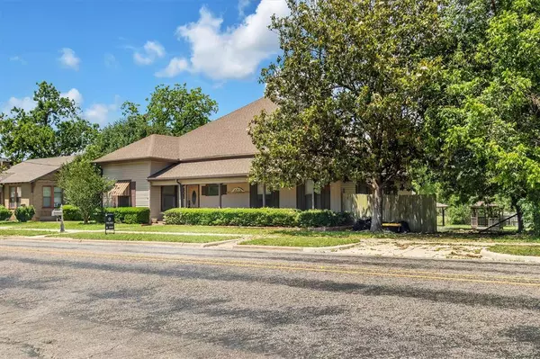 302 W Main Street, Honey Grove, TX 75446