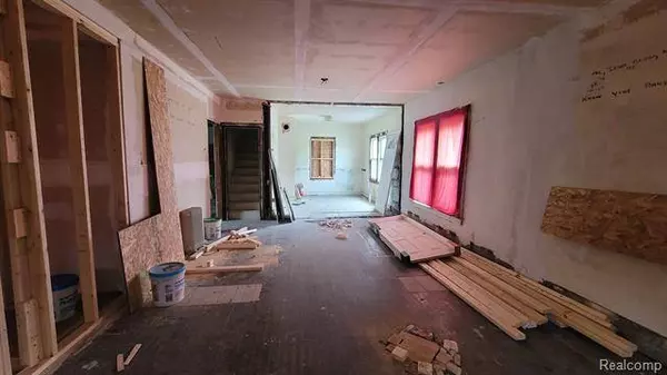 8827 E WARREN Avenue, Detroit, MI 48214