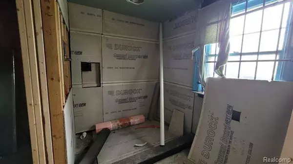 8827 E WARREN Avenue, Detroit, MI 48214