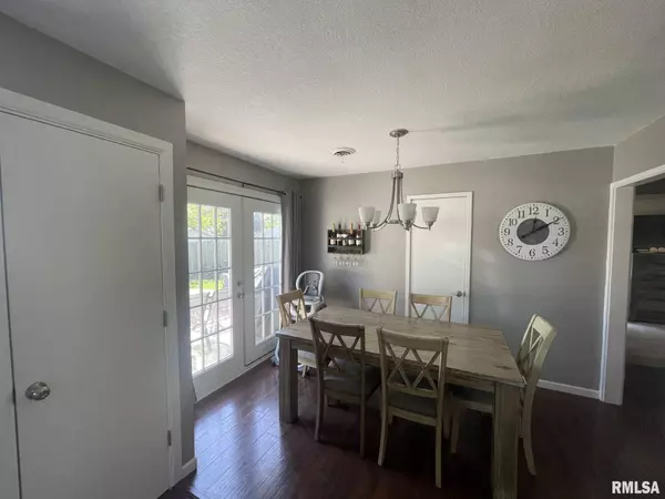 7503 CEDAR ST, Davenport, IA 52806