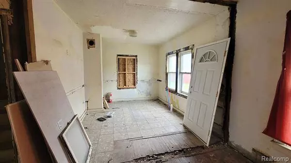 8827 E WARREN Avenue, Detroit, MI 48214