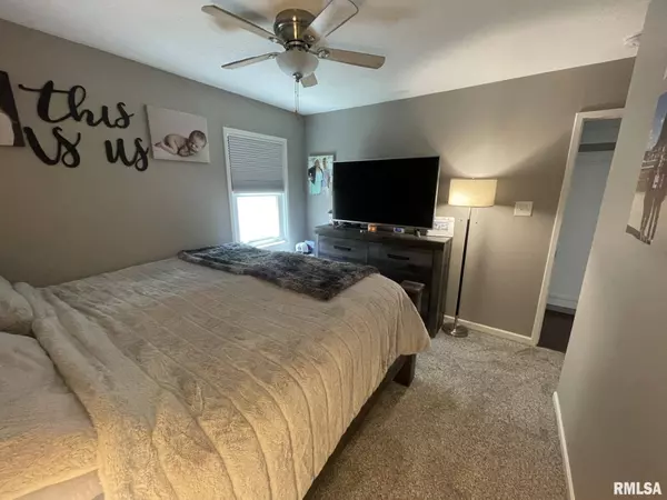 7503 CEDAR ST, Davenport, IA 52806