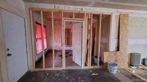 8827 E WARREN Avenue, Detroit, MI 48214