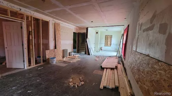 8827 E WARREN Avenue, Detroit, MI 48214