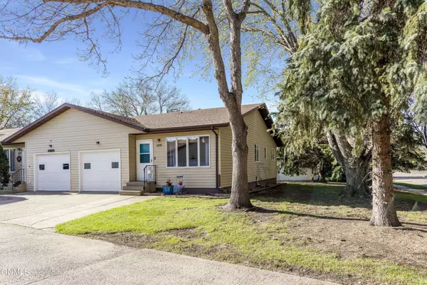 2935 Manitoba LN, Bismarck, ND 58503