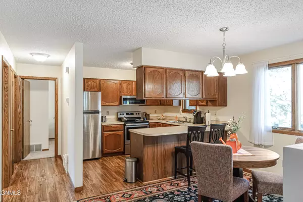 2935 Manitoba LN, Bismarck, ND 58503