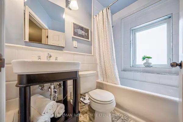 124 Yarmouth Rd, Toronto, ON M6G 1X2