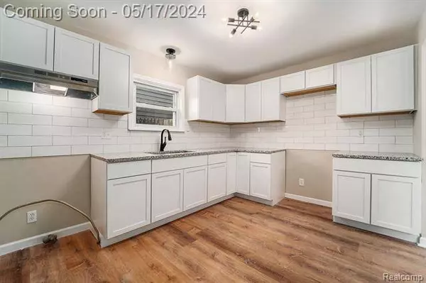 21267 WALTHAM Road, Warren, MI 48089