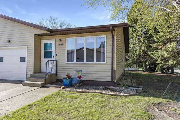 2935 Manitoba LN, Bismarck, ND 58503