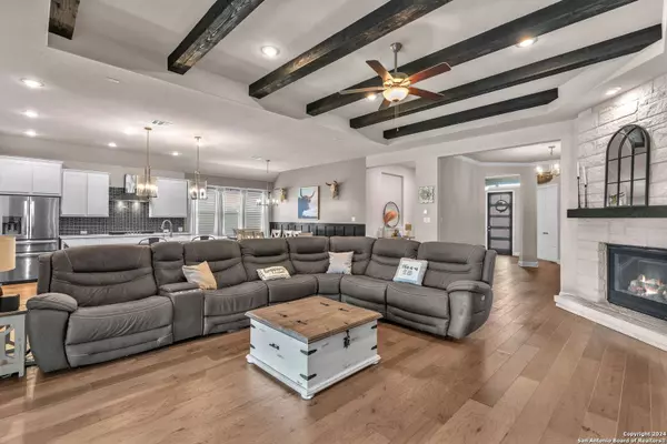 116 Moon Ln, Castroville, TX 78009