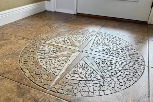 1606 Luzon Ln, Gulf Breeze, FL 32563