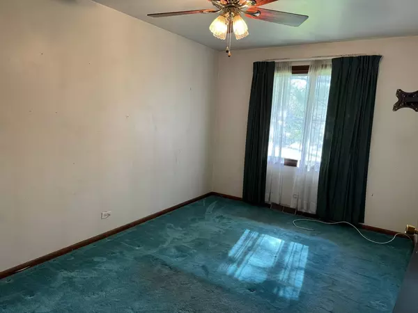 527 Northgate RD, Lindenhurst, IL 60046