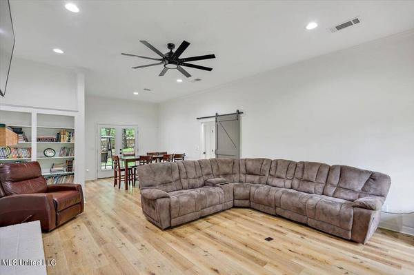 702 N Oakridge Drive, Brandon, MS 39047