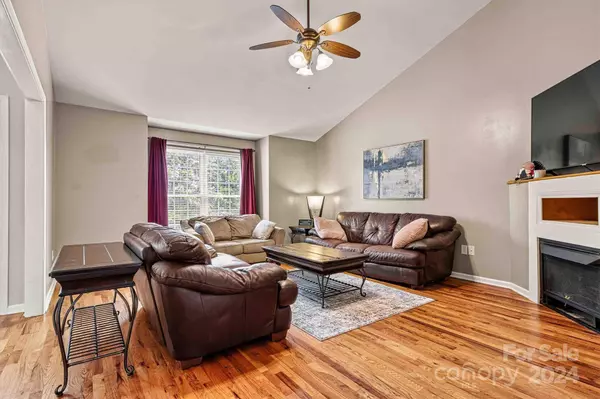 3246 48th Avenue LN, Hickory, NC 28601