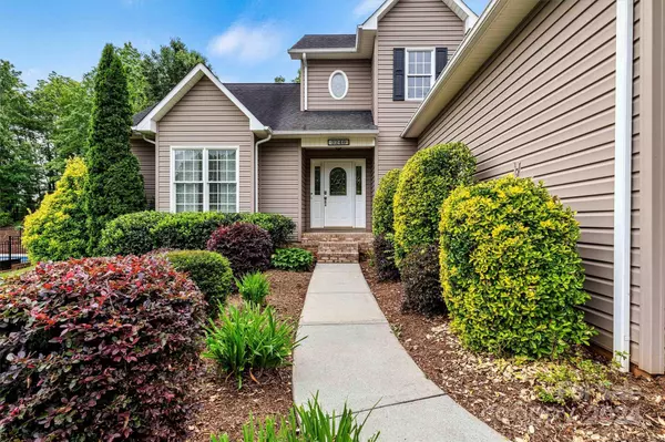 3246 48th Avenue LN, Hickory, NC 28601