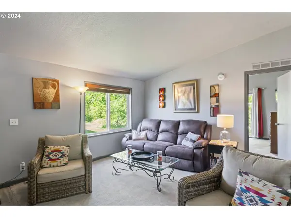 700 N MILL ST, Creswell, OR 97426