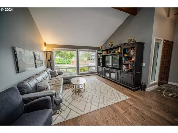 16365 SW GREENLAND DR, Tigard, OR 97224