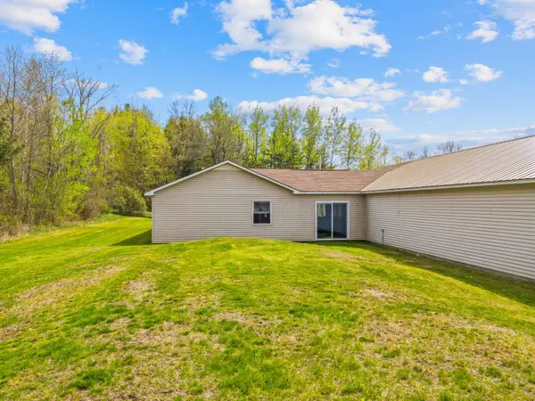 17 Hill RD, Clinton, ME 04927