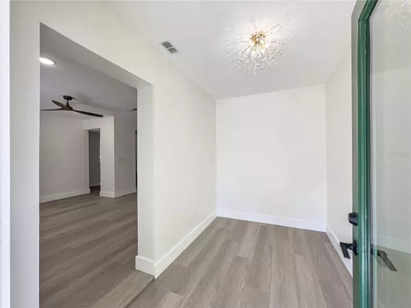 215 E ESTHER ST, Orlando, FL 32806