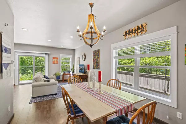 3840 Creek View Dr, Medford, OR 97504