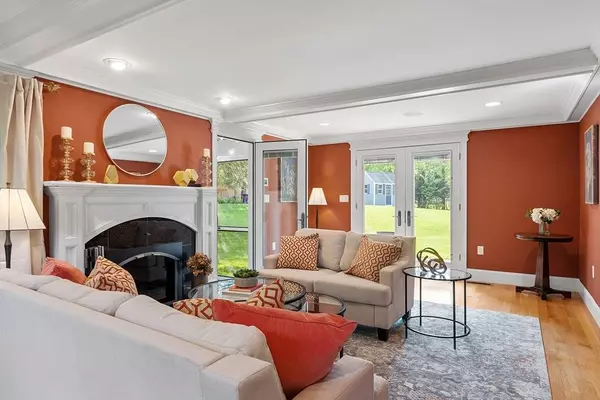 12 Hemlock Rd, Andover, MA 01810