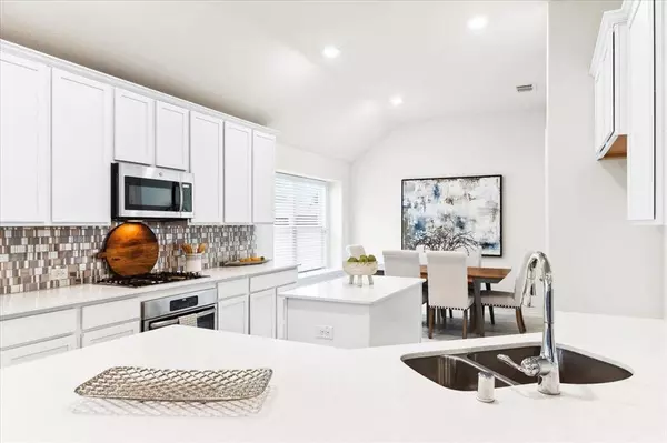 3241 Lakewood Bluffs Trail, Lewisville, TX 75010