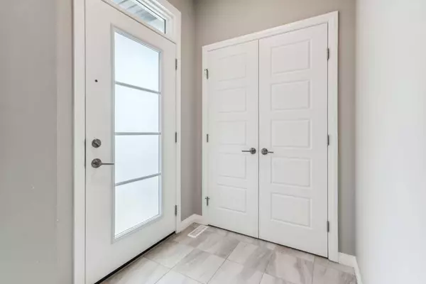 27 Evanston HL NW, Calgary, AB T3P 1J7