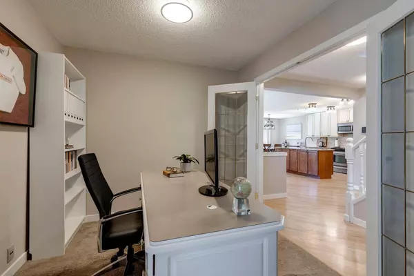 204 Mt Brewster CIR SE, Calgary, AB T2Z 2R8