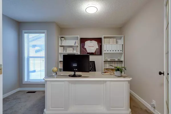 204 Mt Brewster CIR SE, Calgary, AB T2Z 2R8