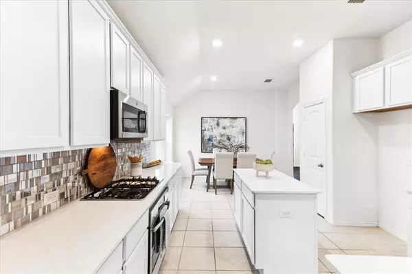 3241 Lakewood Bluffs Trail, Lewisville, TX 75010