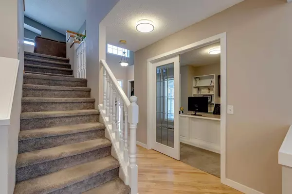 204 Mt Brewster CIR SE, Calgary, AB T2Z 2R8