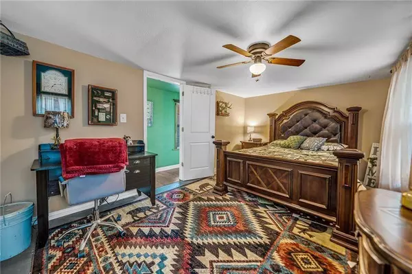 500 Ash LN, Somerville, TX 77879