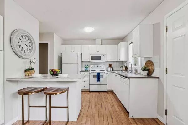 276 Stonemere PL, Chestermere, AB T1X 1N2